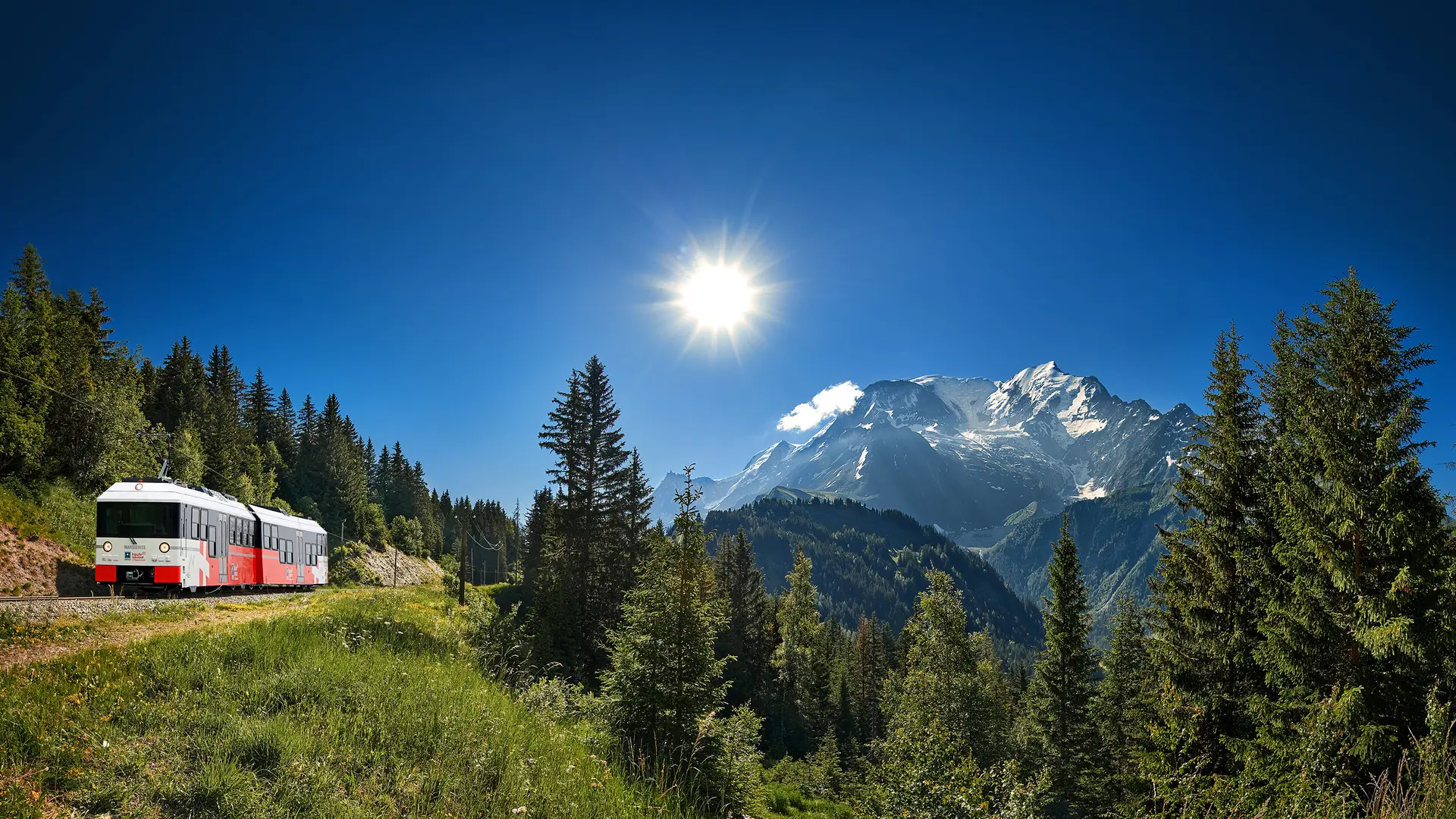 Tramway du Mont Blanc avec vue massif du Mont Blanc