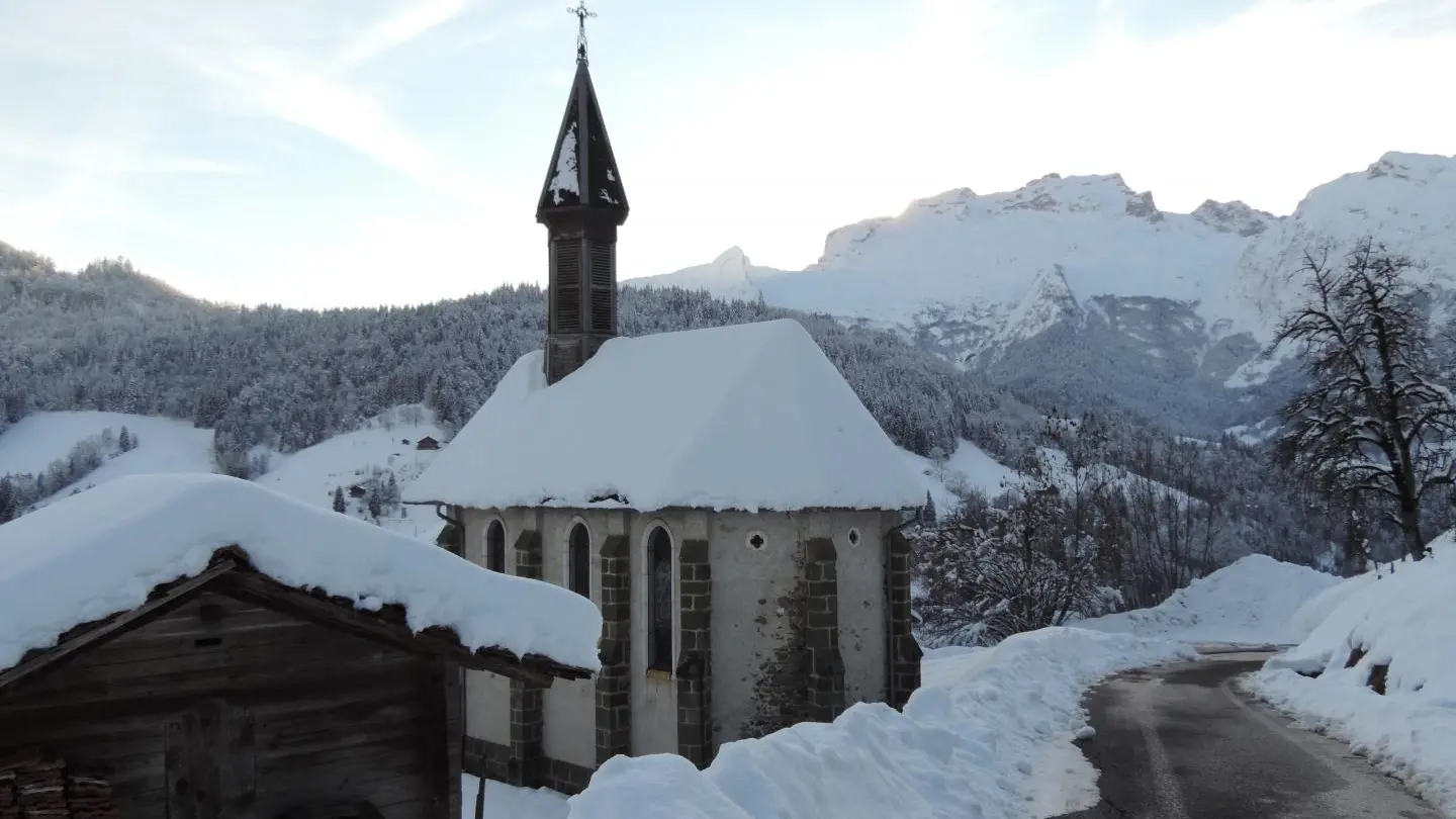 La chapelle du hameau sous la neige