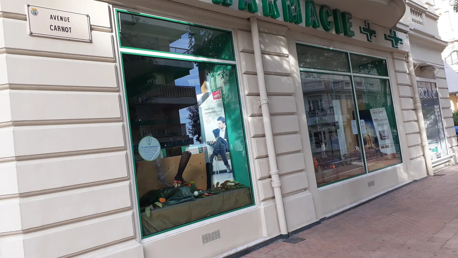 Vue de façade de la pharmacie