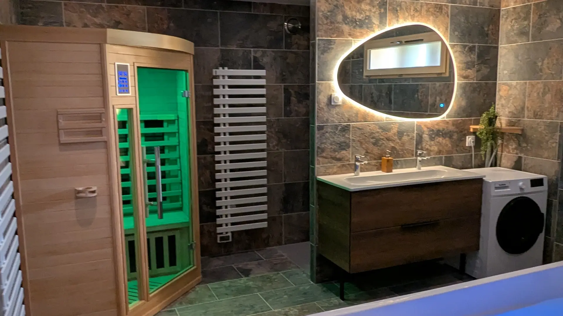 Salle de bains avec sauna et spa