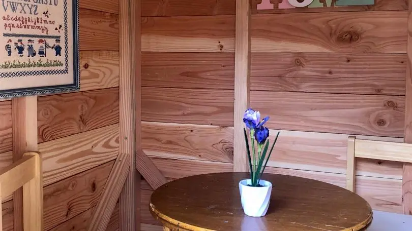Les enfants peuvent jouer à l'interieur de la cabane en bois