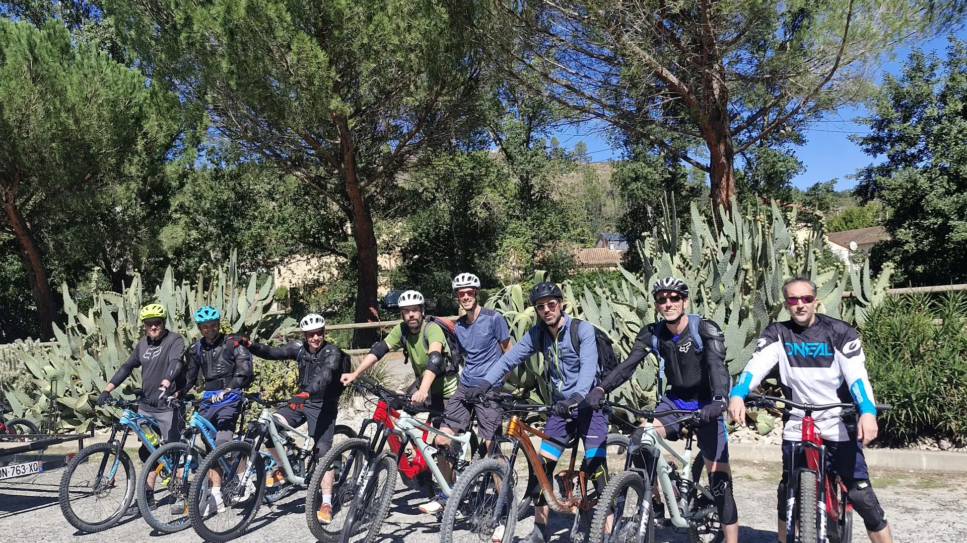 Un groupe à vélo prêt à partir