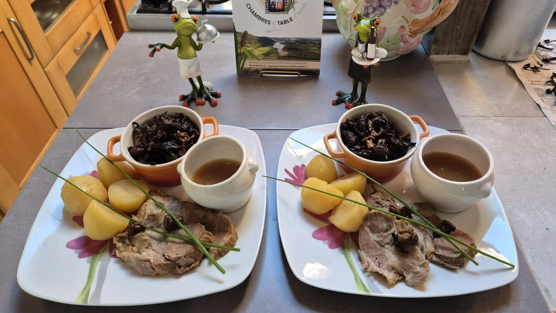 Tranche de rôti accompagnée de ses pomme de terres braisées & de ses trompettes de mort de nos montagnes