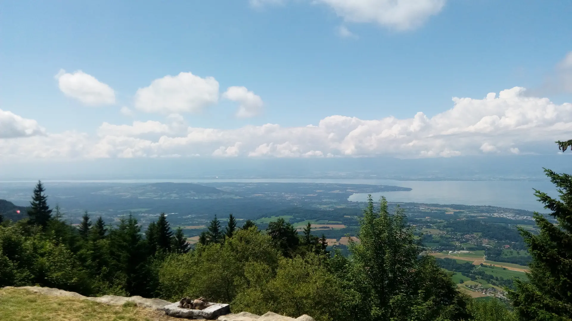 Vue sur le lac Léman depuis le chapelle d'Hermone