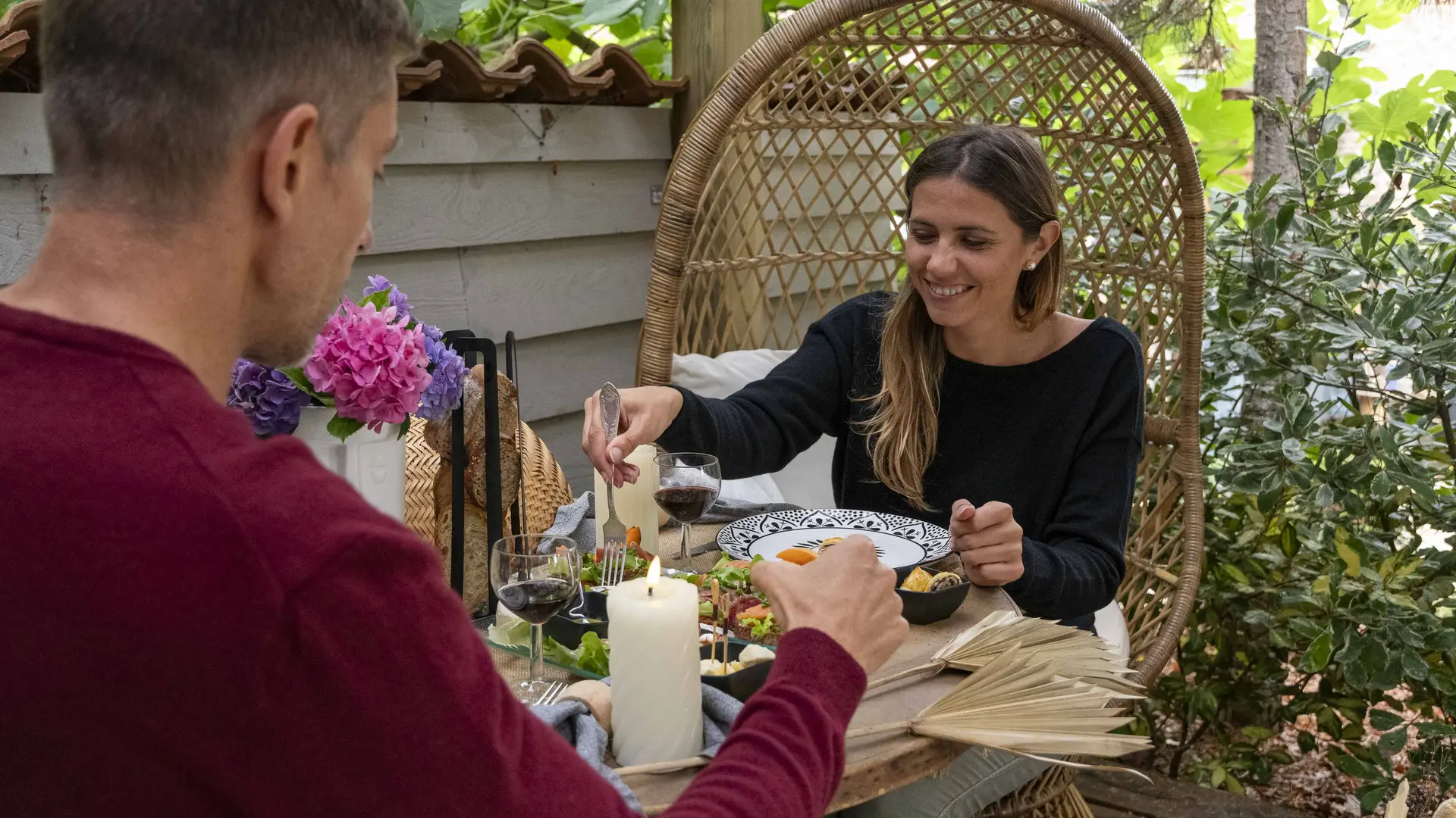 Séjour en amoureux avec panier repas veggi ou classique – Ambiance cosy et romantique au Domaine ForRest