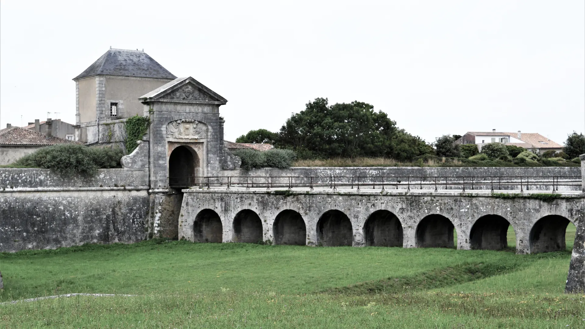 Das Tor Porte des Campani, Teil der berühmten Befestigungsanlagen von Vauban in Saint-Martin-de-Ré