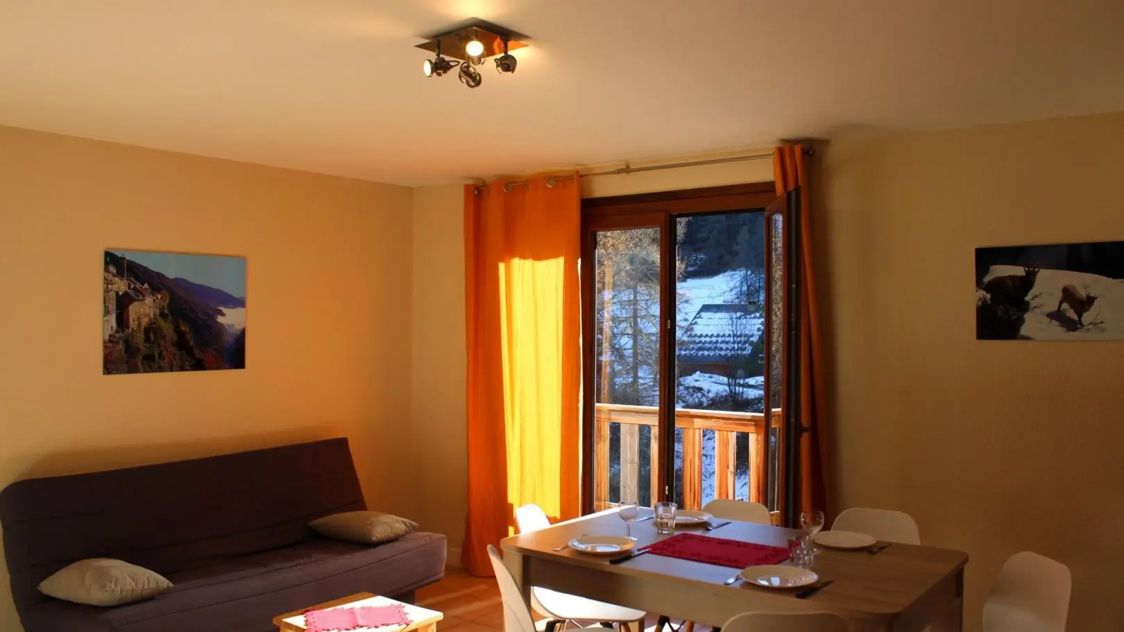 Gîte Les Biches-Séjour/Coin repas-Roubion les Buisses-Gîtes de France des Alpes-Maritimes