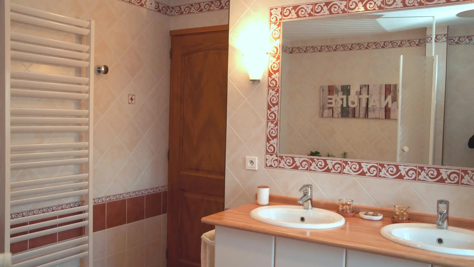 Salle de bains côté entrée.