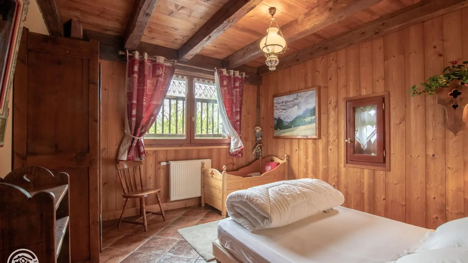 Chambre avec 1 lit 140 et 1 lit bébé.
