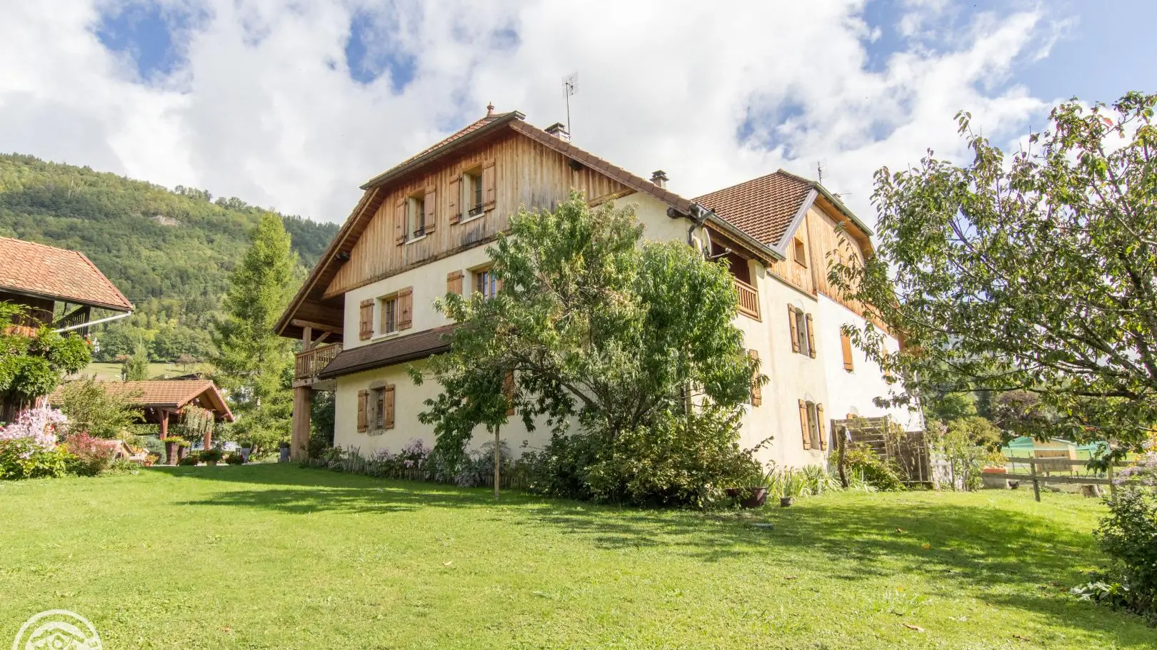 Gîte aménagé au 1er étage - vaste terrain autour de la ferme