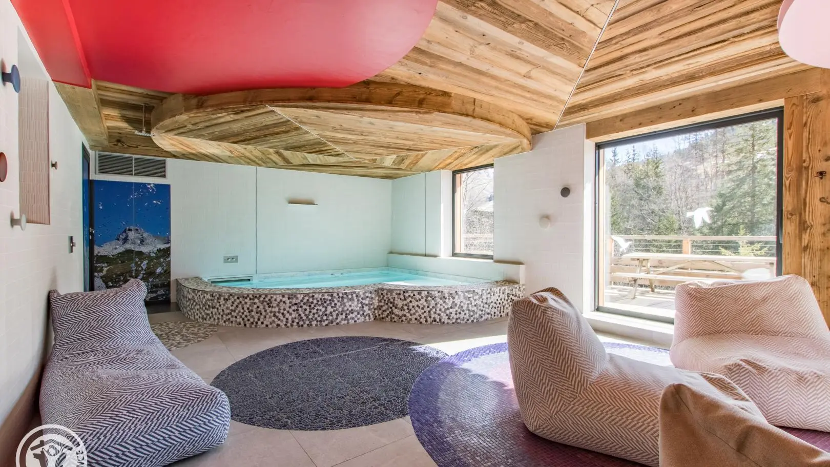 Espace bien être avec bassin ludique (cascade et buses massantes), sauna et solarium
eau à 35°c et air à 28°c