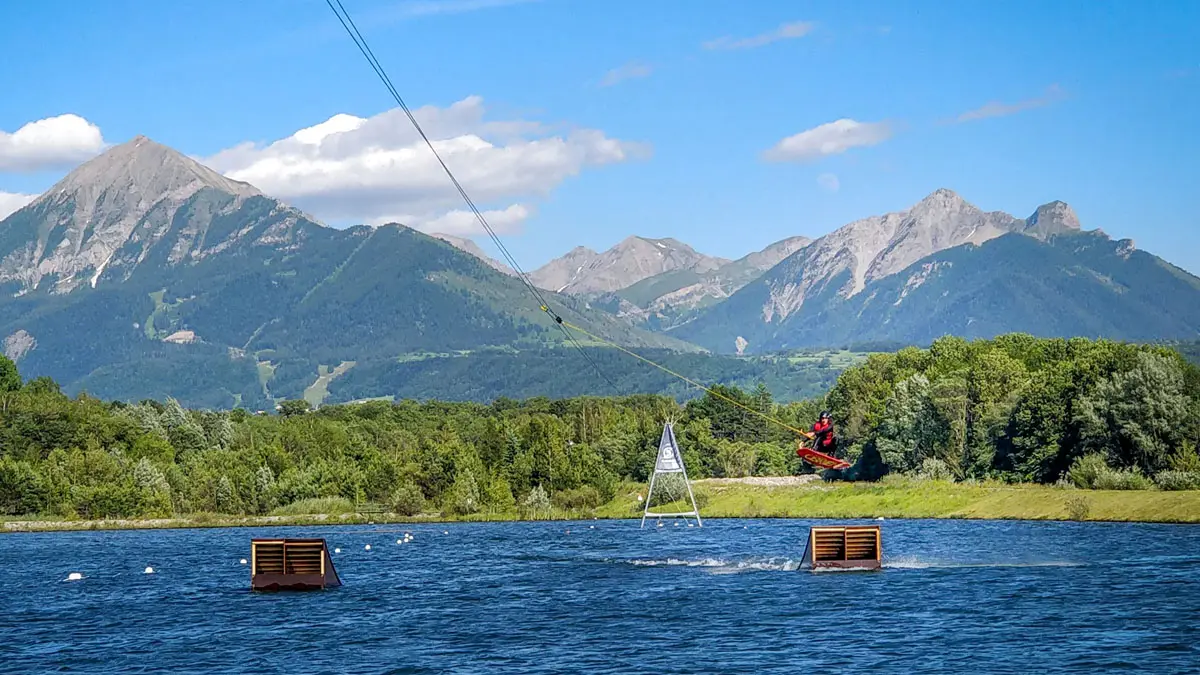 Wakeboard sur le plan d'eau du Champsaur