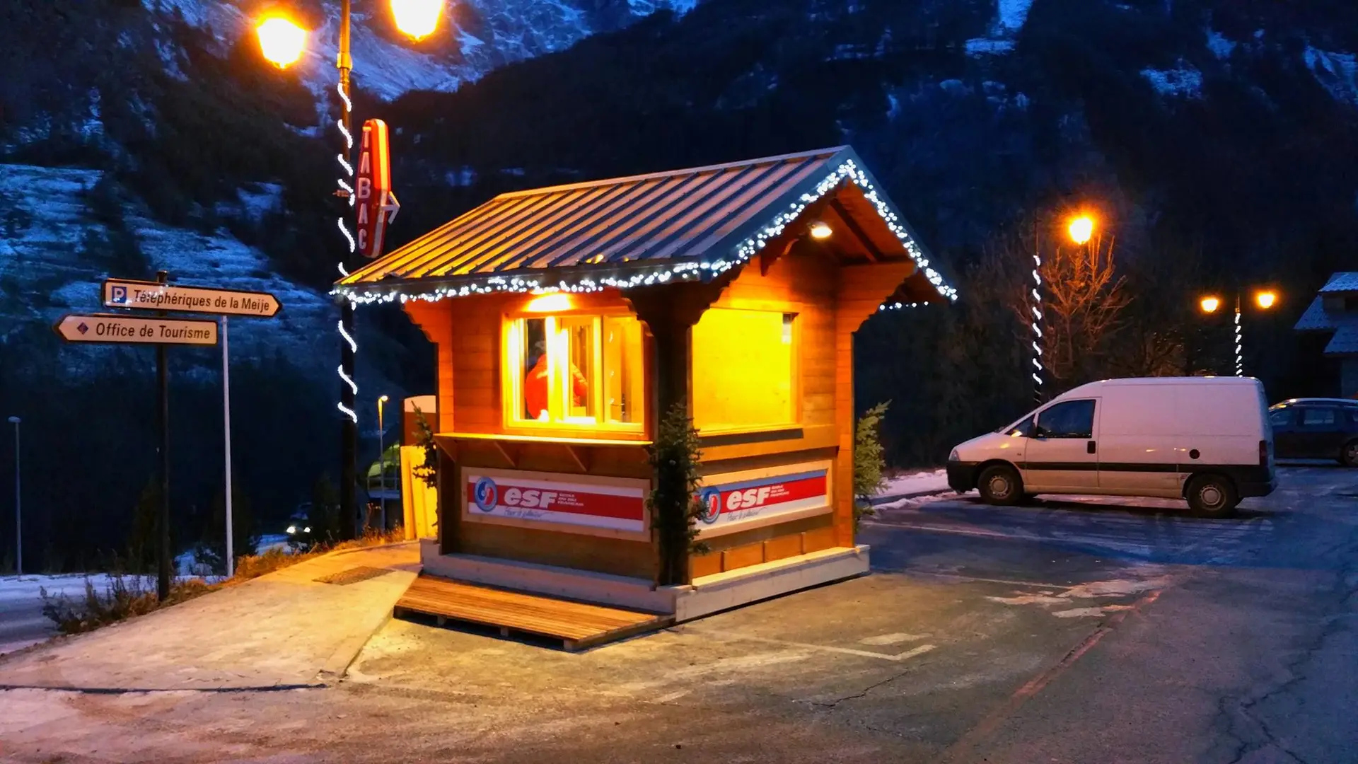 Chalet d'accueil situé place du Téléphérique des Glaciers de la Meije - La Grave