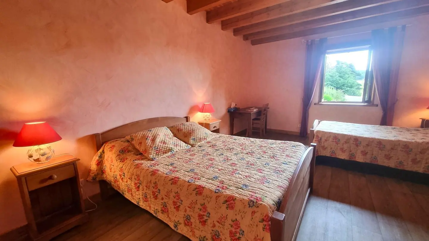 Chambre A la grange : 1x140 et 1x90.