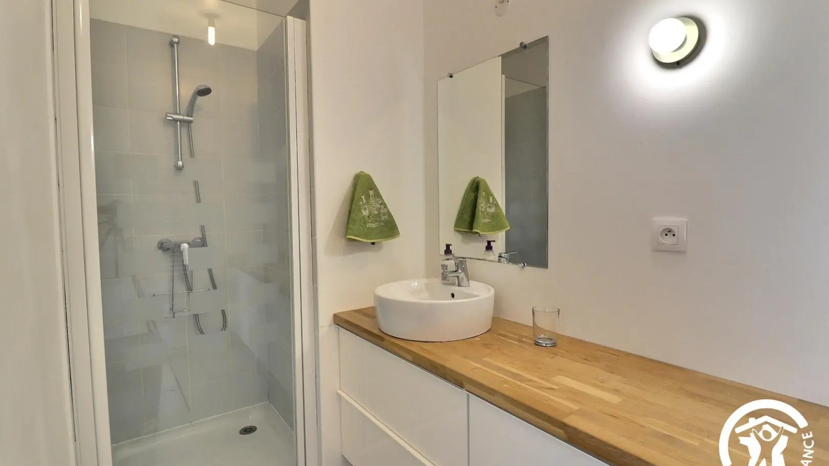 Salle d'eau de la chambre principale