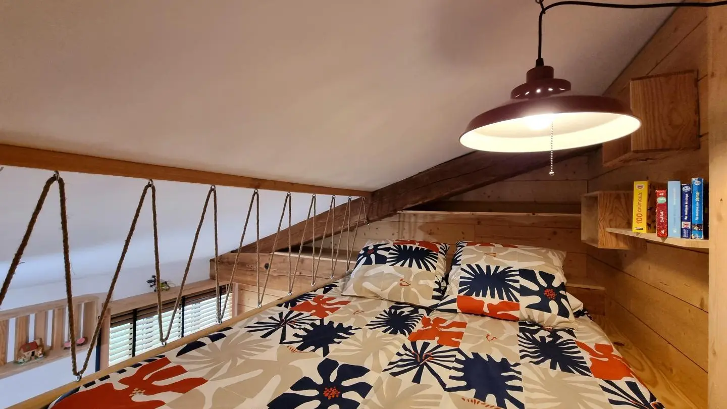 Chambre 4 dortoir : deux lits 90 & un lit 140 avec sommier sur mezzanine ( le couchage en hauteur ne convient pas aux enfants de moins de 6 ans).