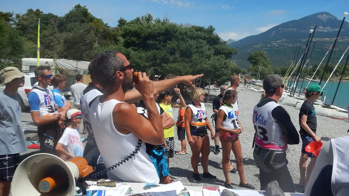 Animation voile sur la plage du camping