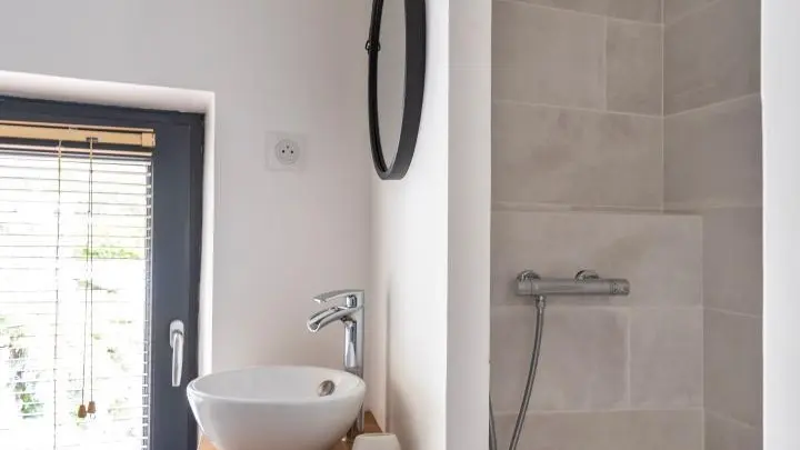 Salle d'eau chambre N+1 Mas d'Osmeea (6 pers.) à Roquefort-les-Pins Gîtes de France Alpes-Maritimes