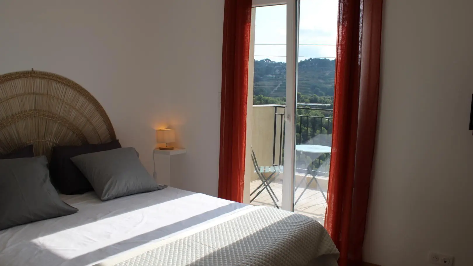 Gite de Bellet-Chambre lit 2 pers-1er niveau-Gîtes de France Alpes-Maritimes