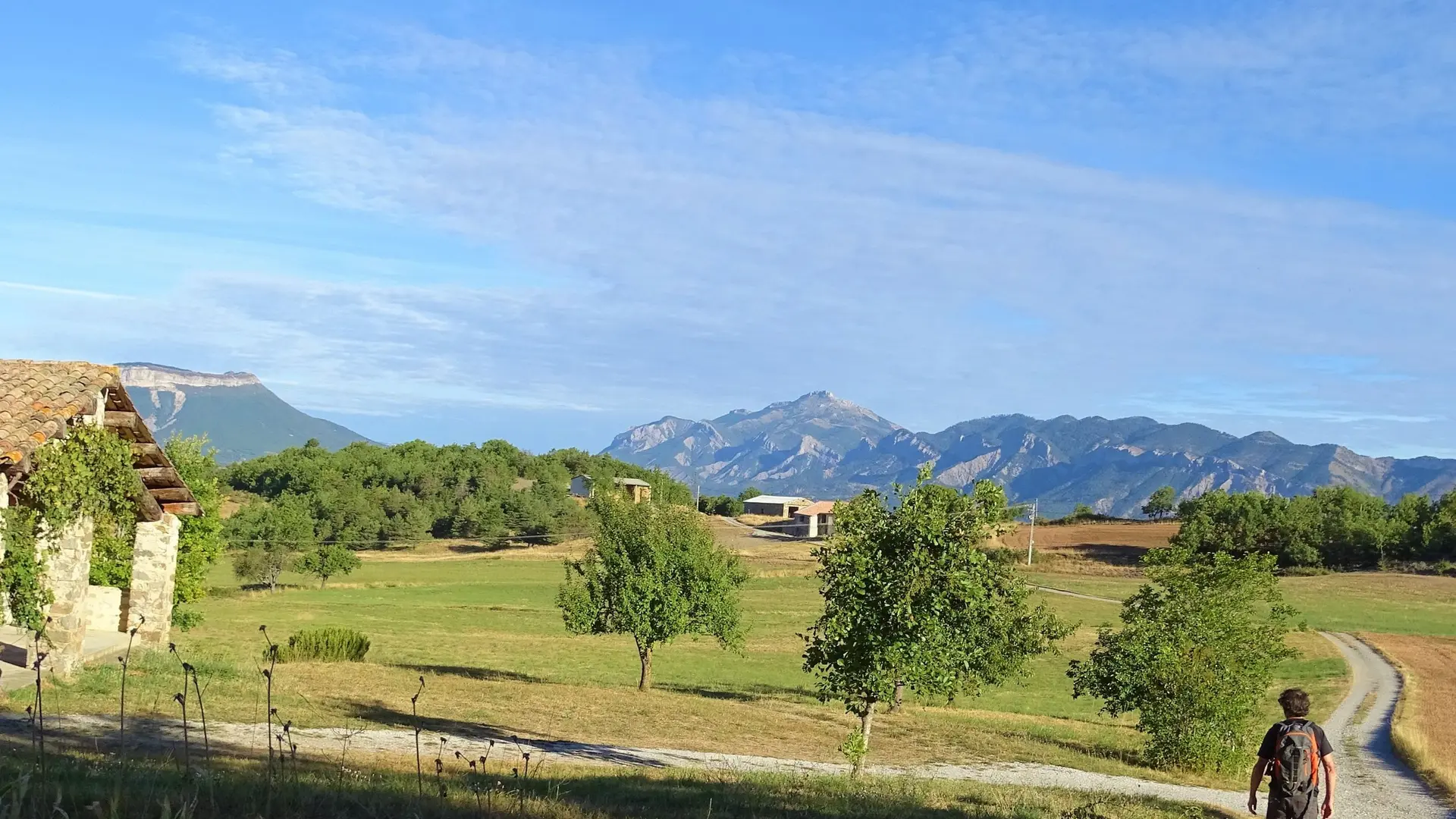 Paisible chemin à travers champs