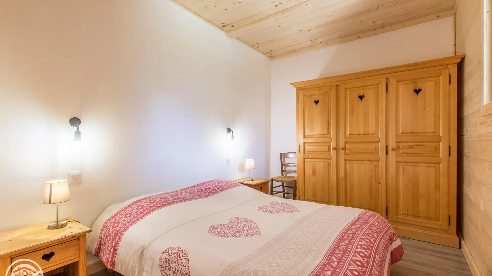 Chambre avec fenêtre intérieure (verrière)