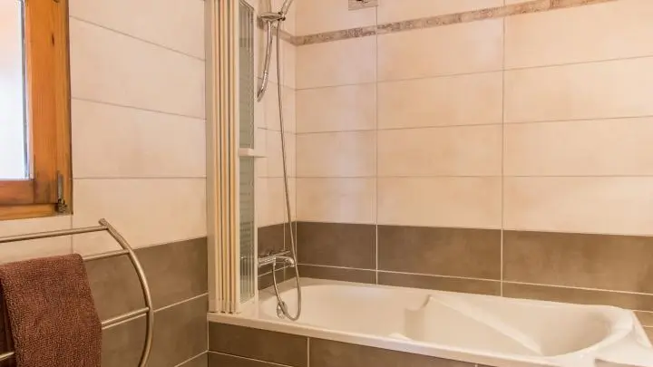 Salle de bain avec baignoire de 160