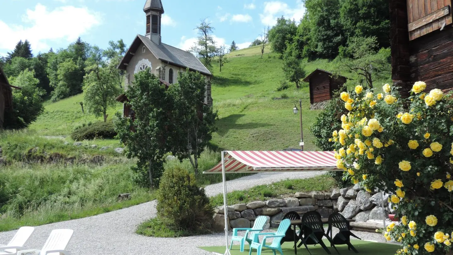 Terrasse extérieure avec vue sur la chapelle St-Laurent