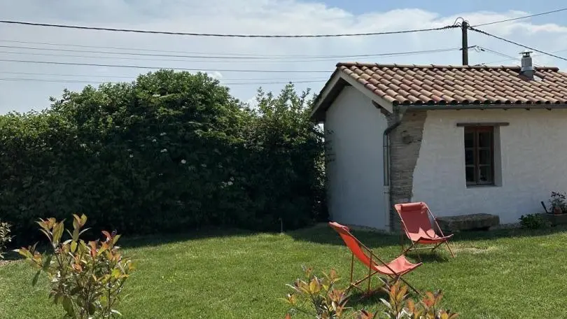 L'espace jardin est non attenant au gîte mais situé en face.