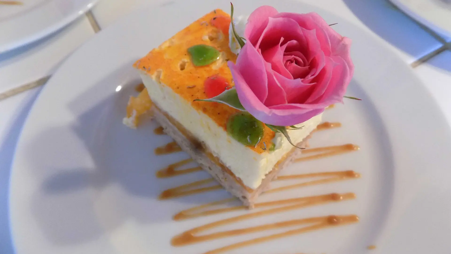 Stück Kuchen Mit Einer Rose Als Dekoration Darauf