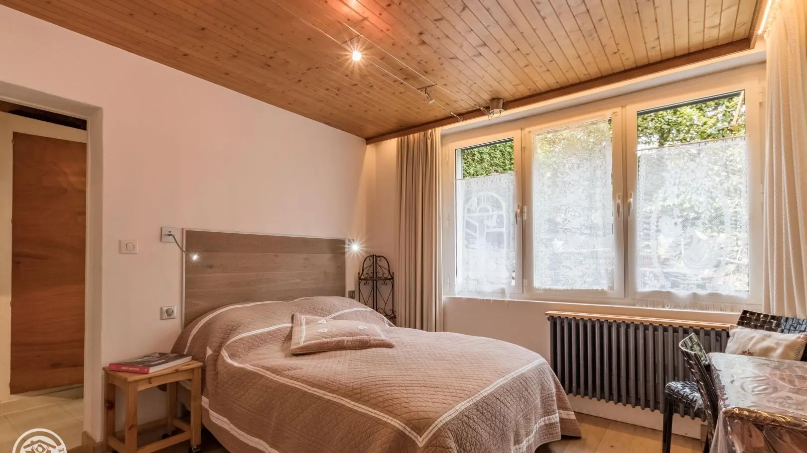 Chambre avec accès salle de bains