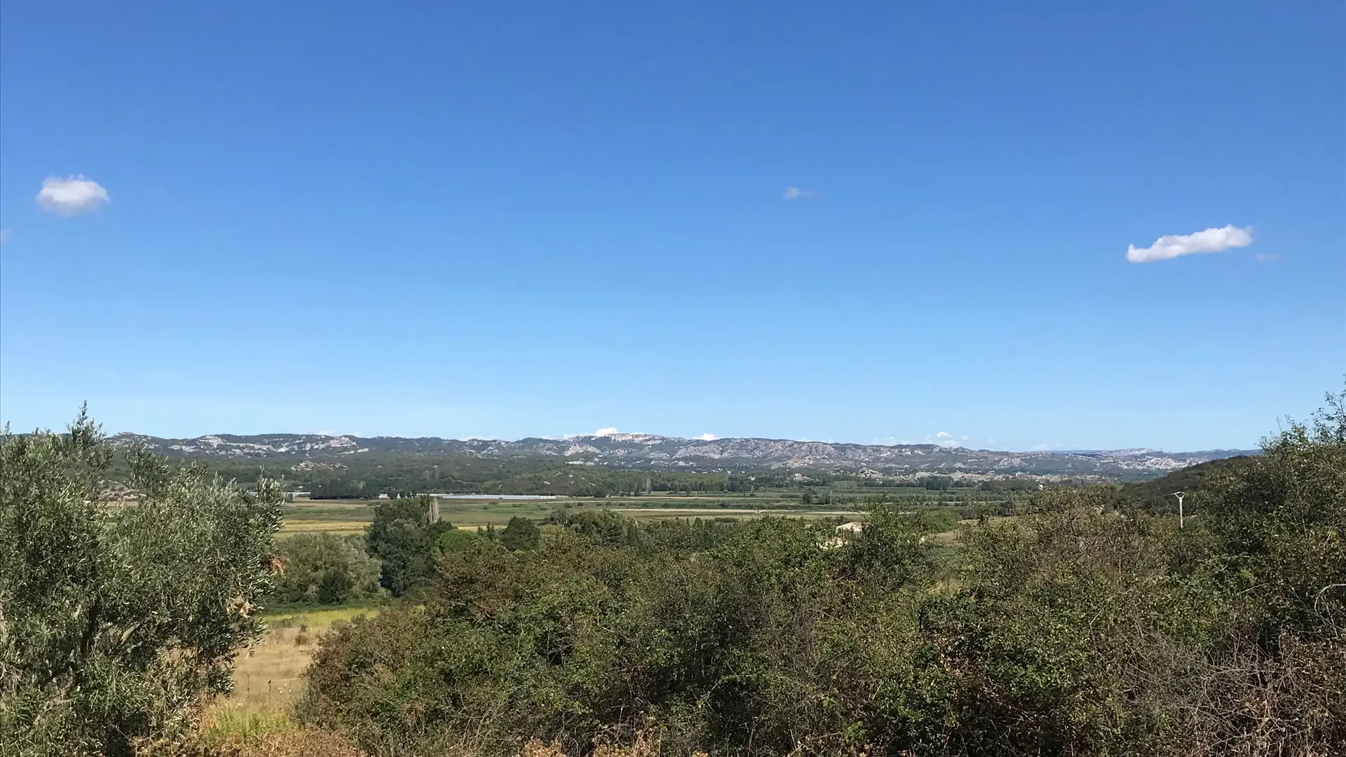 Vue depuis la Crau sur le massif des Alpilles