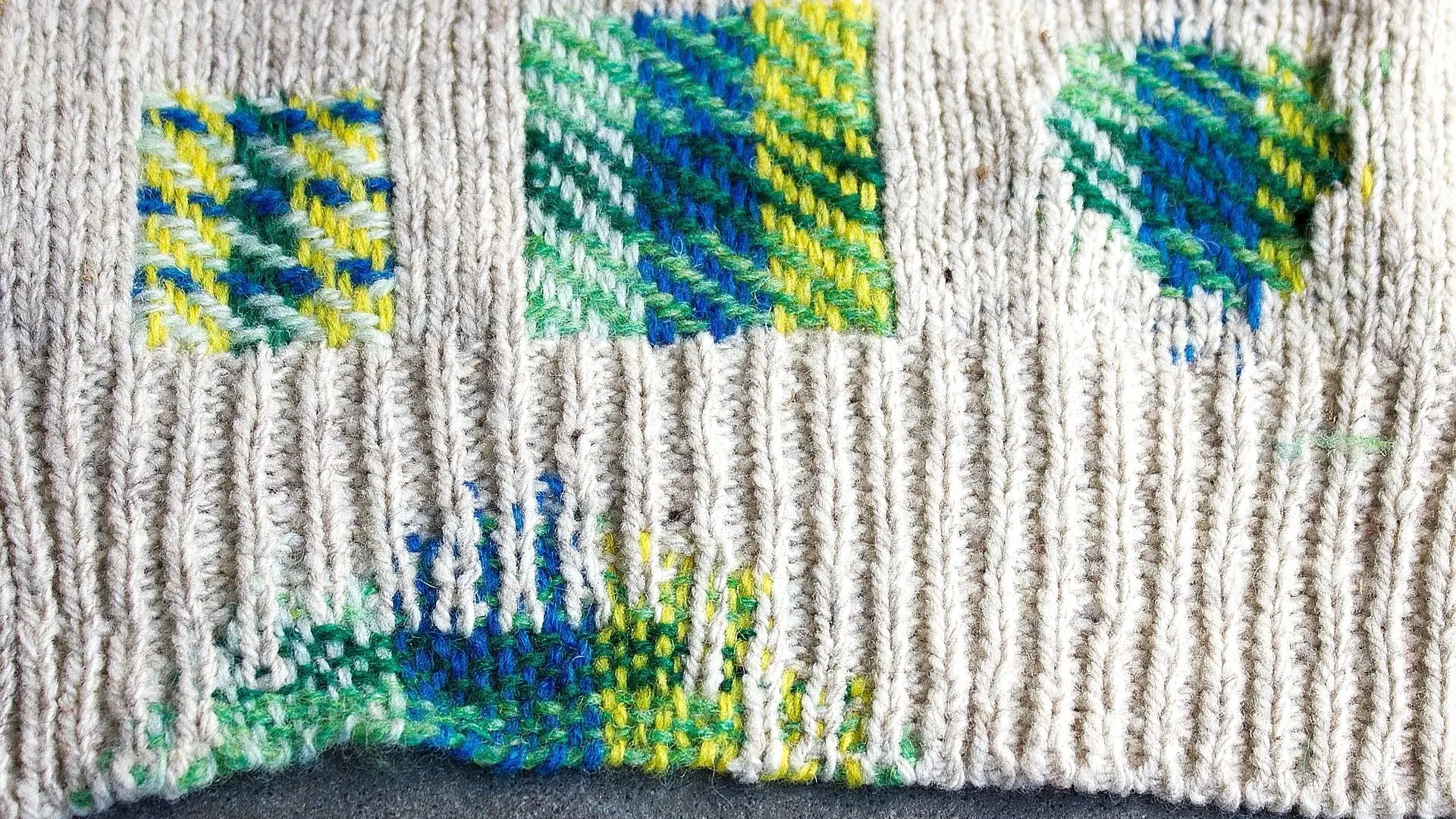 Stage de visible mending, technique décorative pour réparer la maille