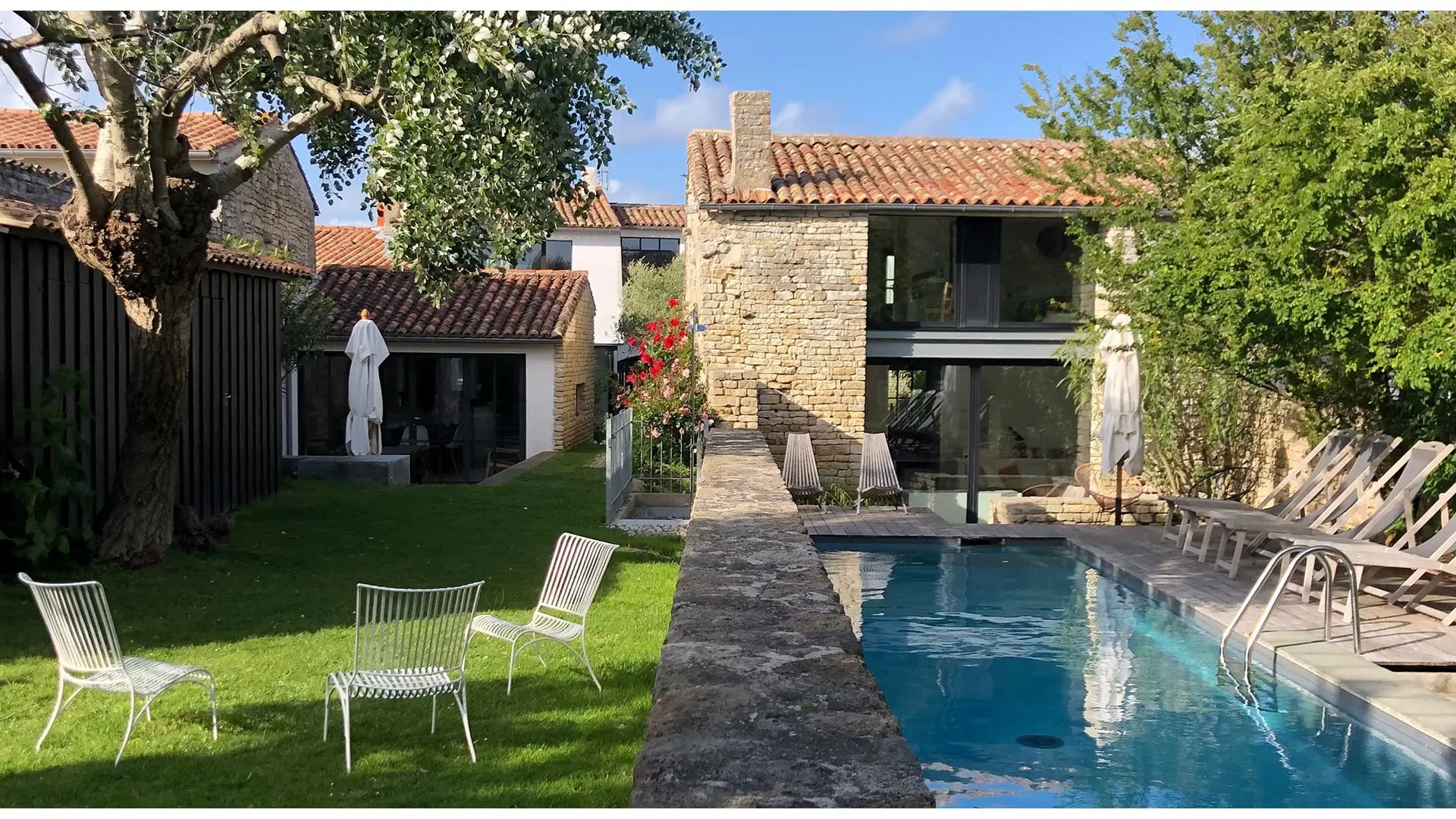 Außenbereich mit Swimmingpool