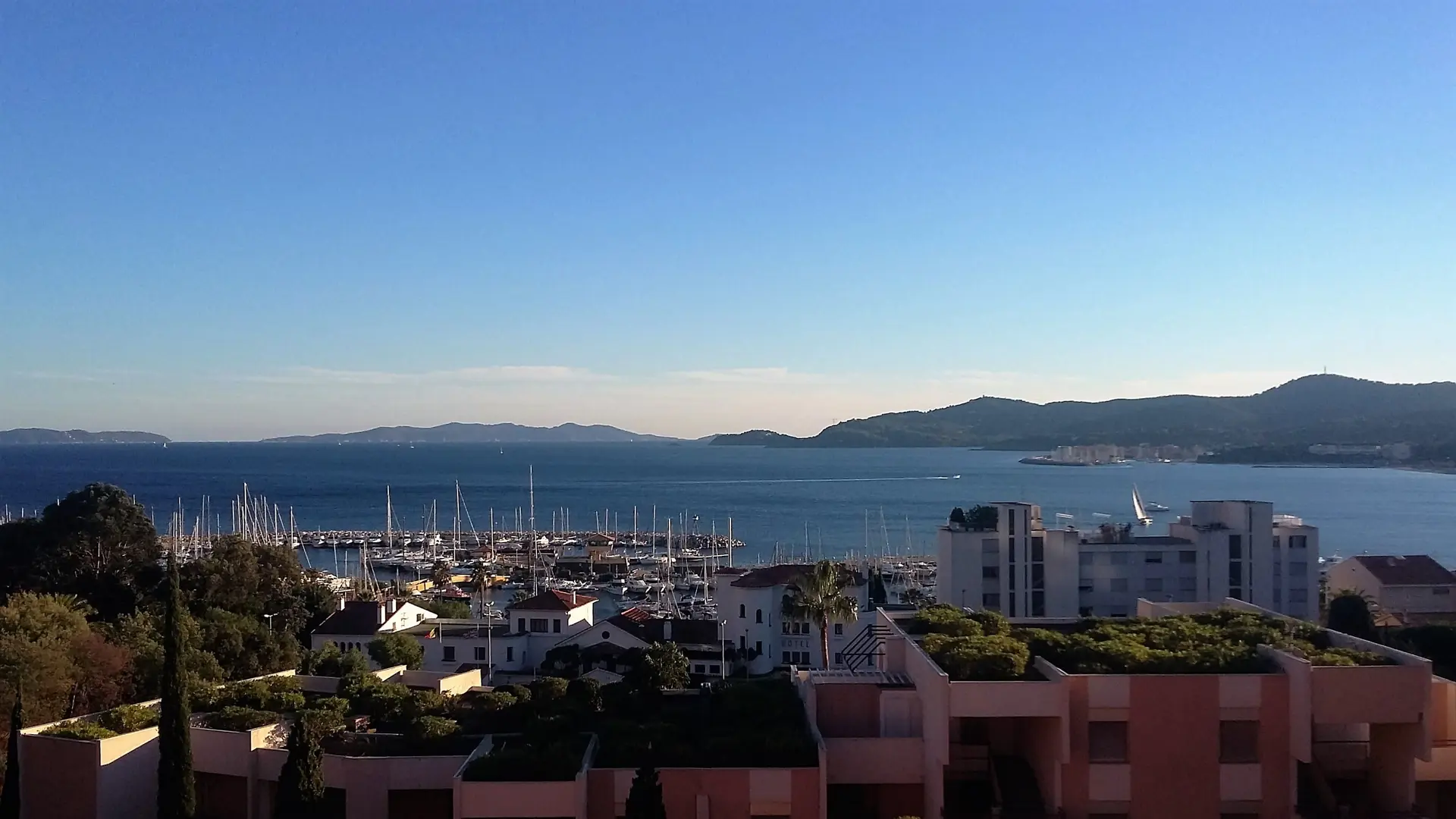 Vue de la terrasse sur la baie du Lavandou