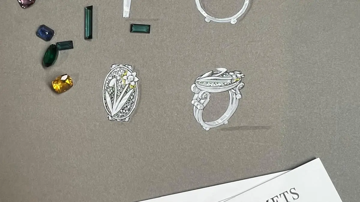Prototipes et dessins d'une bague en fabrication.