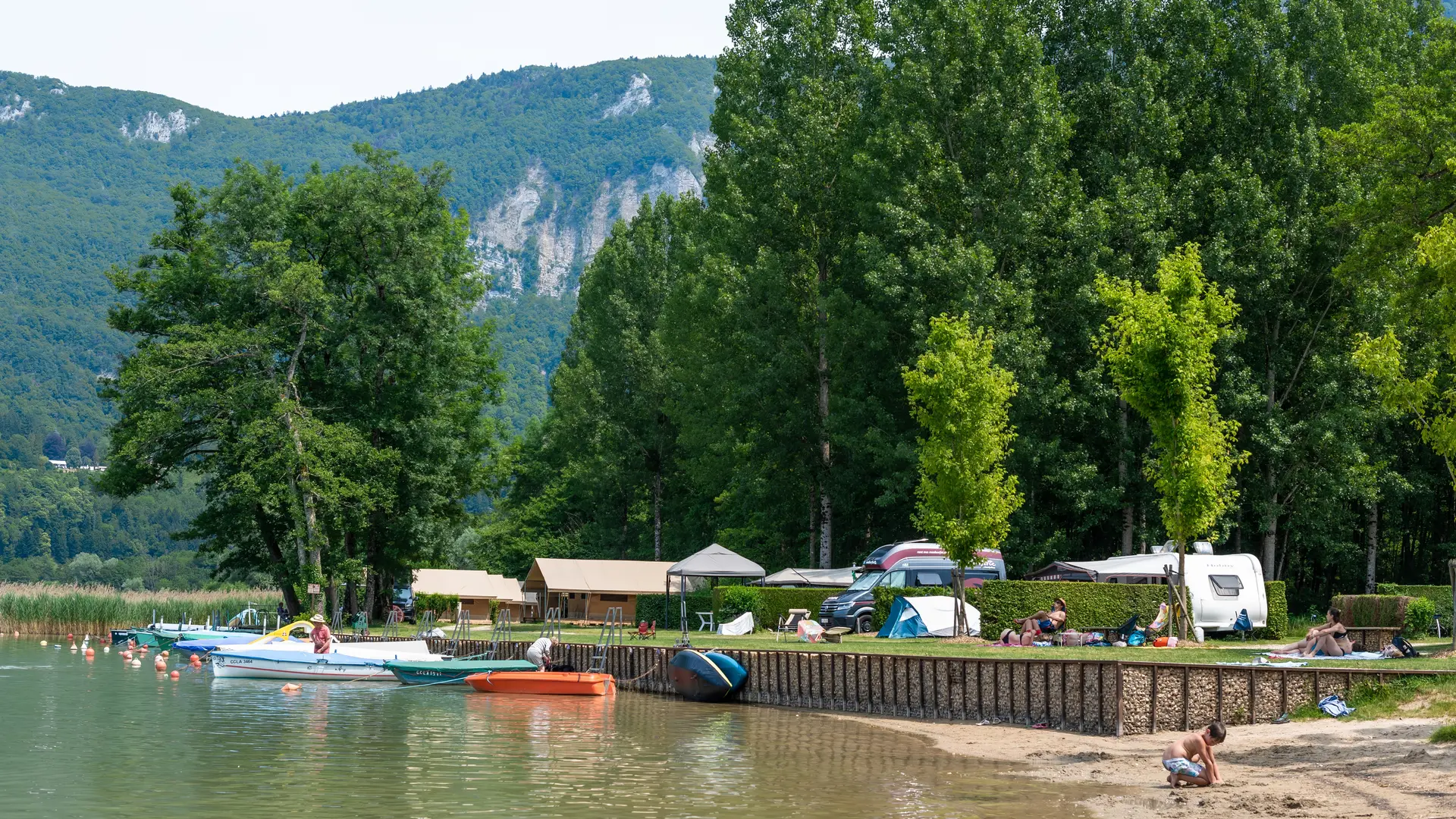 Plage du camping Les Peupliers à Lépin-le-Lac