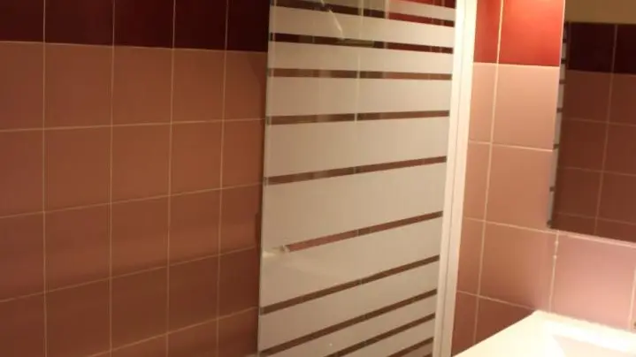 Gîte Les Biches-Salle de bains-Roubion les Buisses-Gîtes de France des Alpes-Maritimes