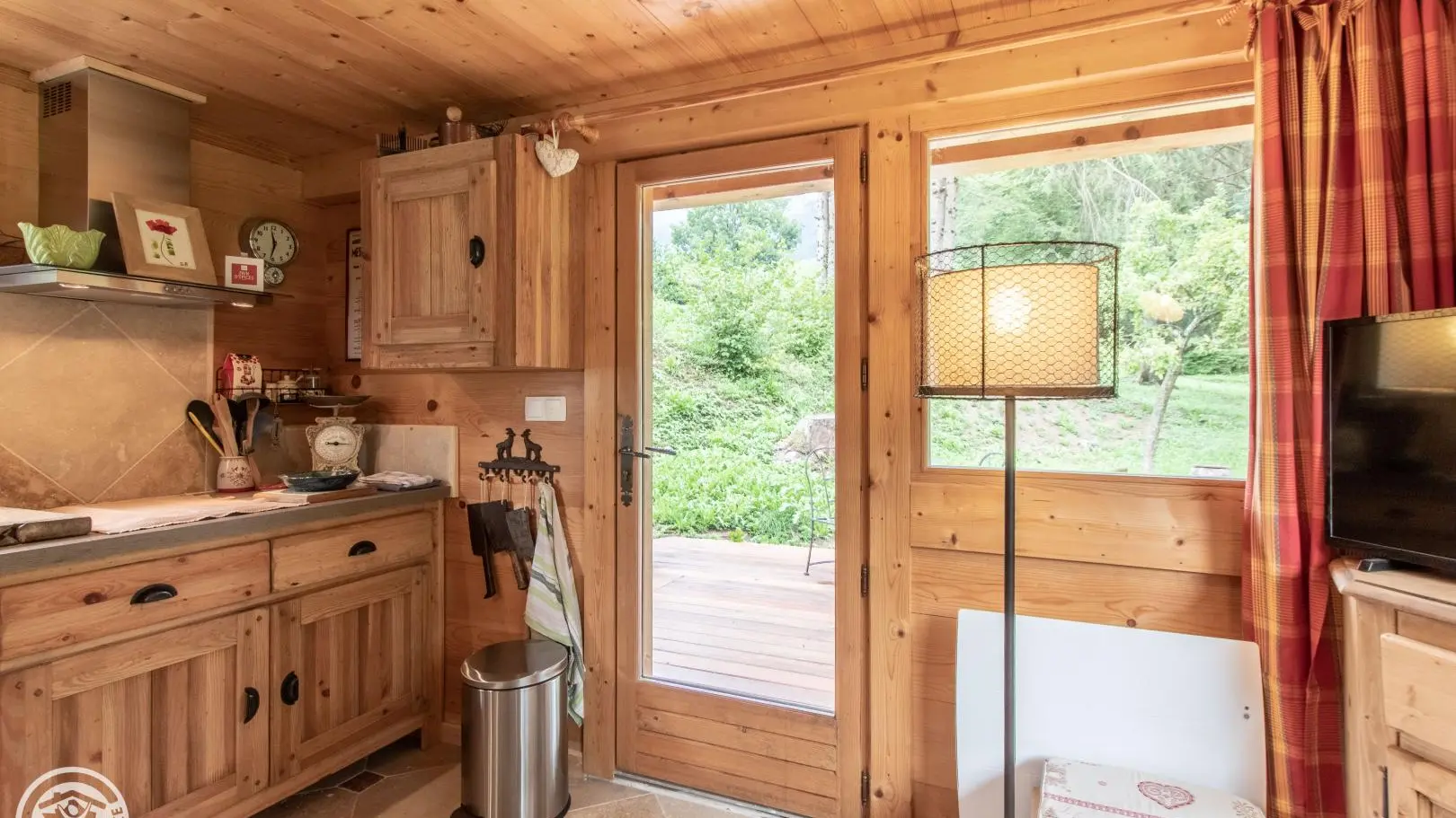 Espace séjour-cuisine avec accès à terrasse privative