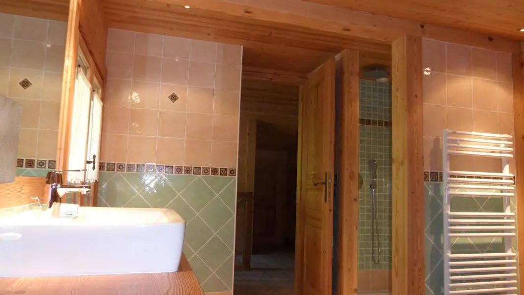 Salle d'eau à l'étage, douche italienne, vasque, meubles de rangement, sèche cheveux, sèche serviettes