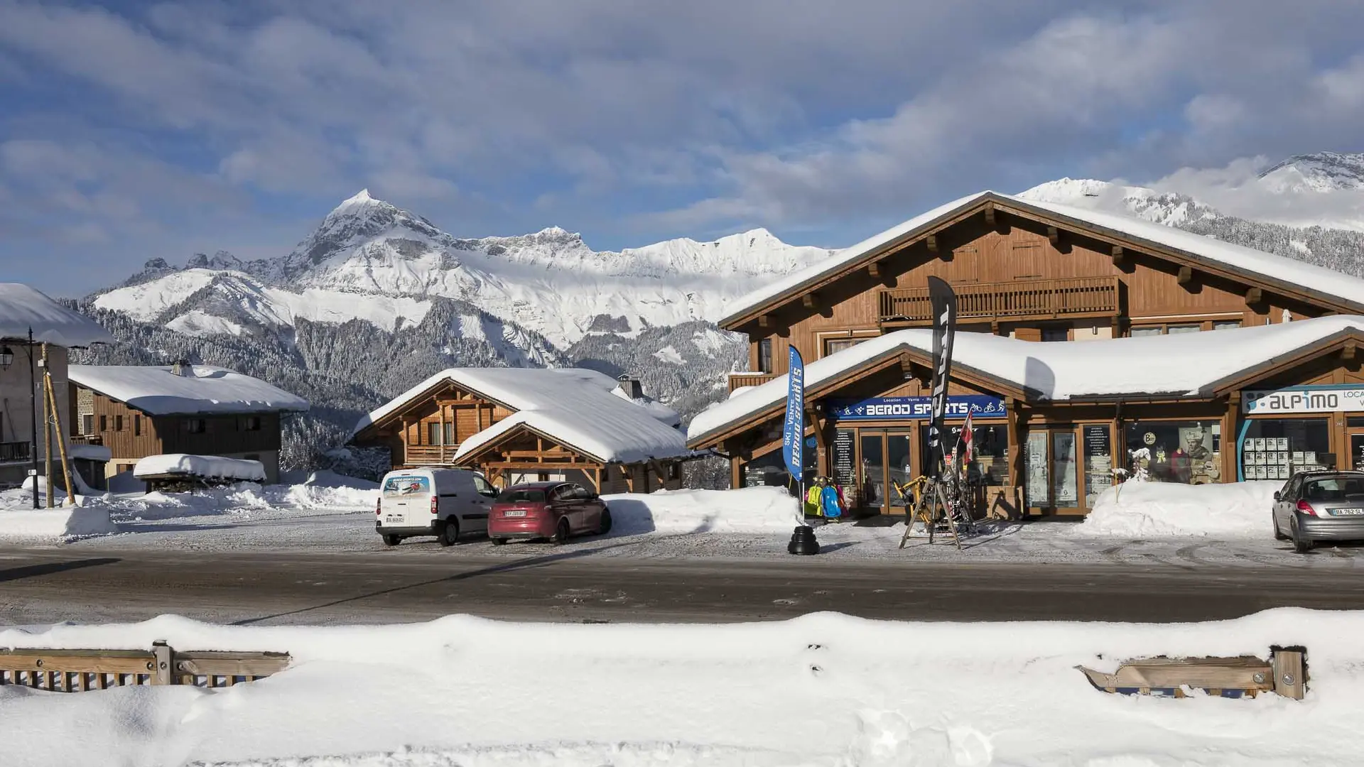 Magasin pris des pistes, vue sur le Mont Charvin derrière le magasin