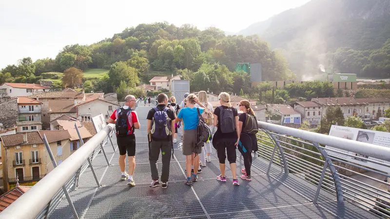 Des promeneurs se baladant un dimanche en fin de journée sur l'Aqueduc