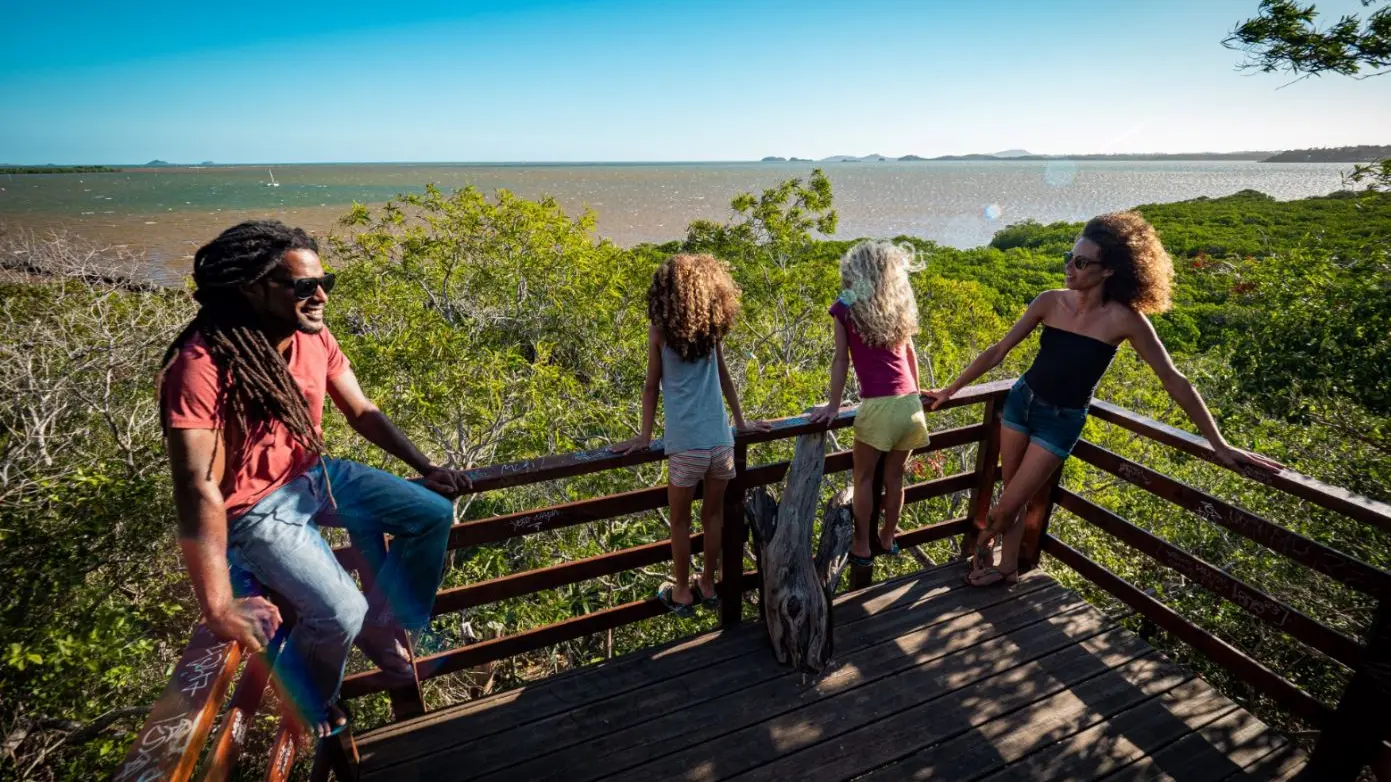 Pourquoi ne pas profiter de la belle vue panoramique qu'offre le deck du sentier, pendant les pauses déjeuner ou bien pour se faire de petits selfies ?