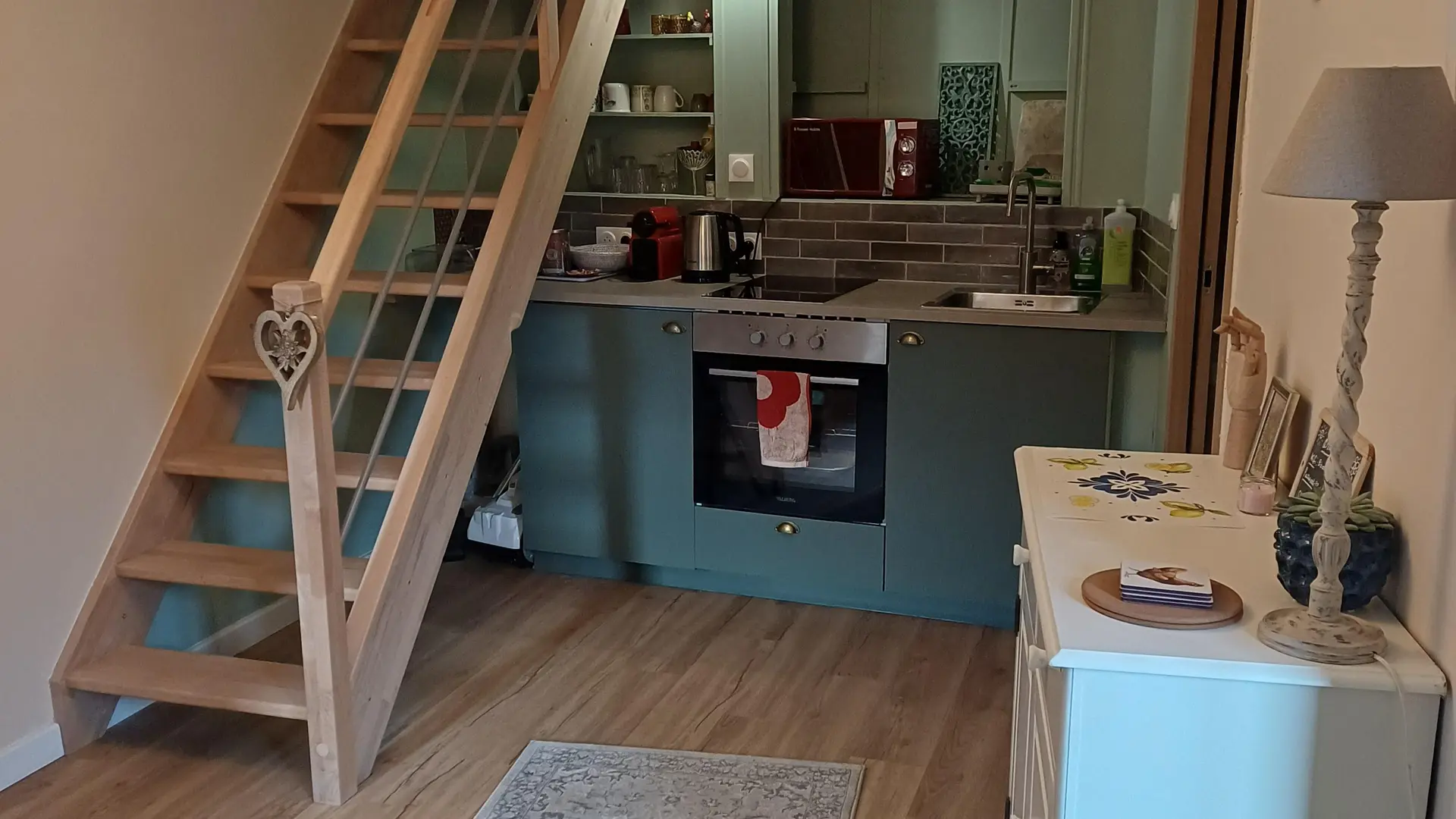 la cuisine et l'escalier menant à la mezzanine