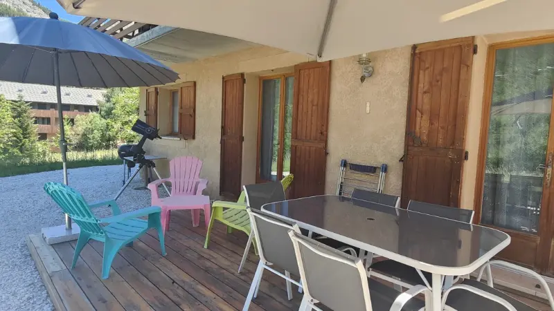 Terrasse extérieure de chalet avec mobilier d'extérieur