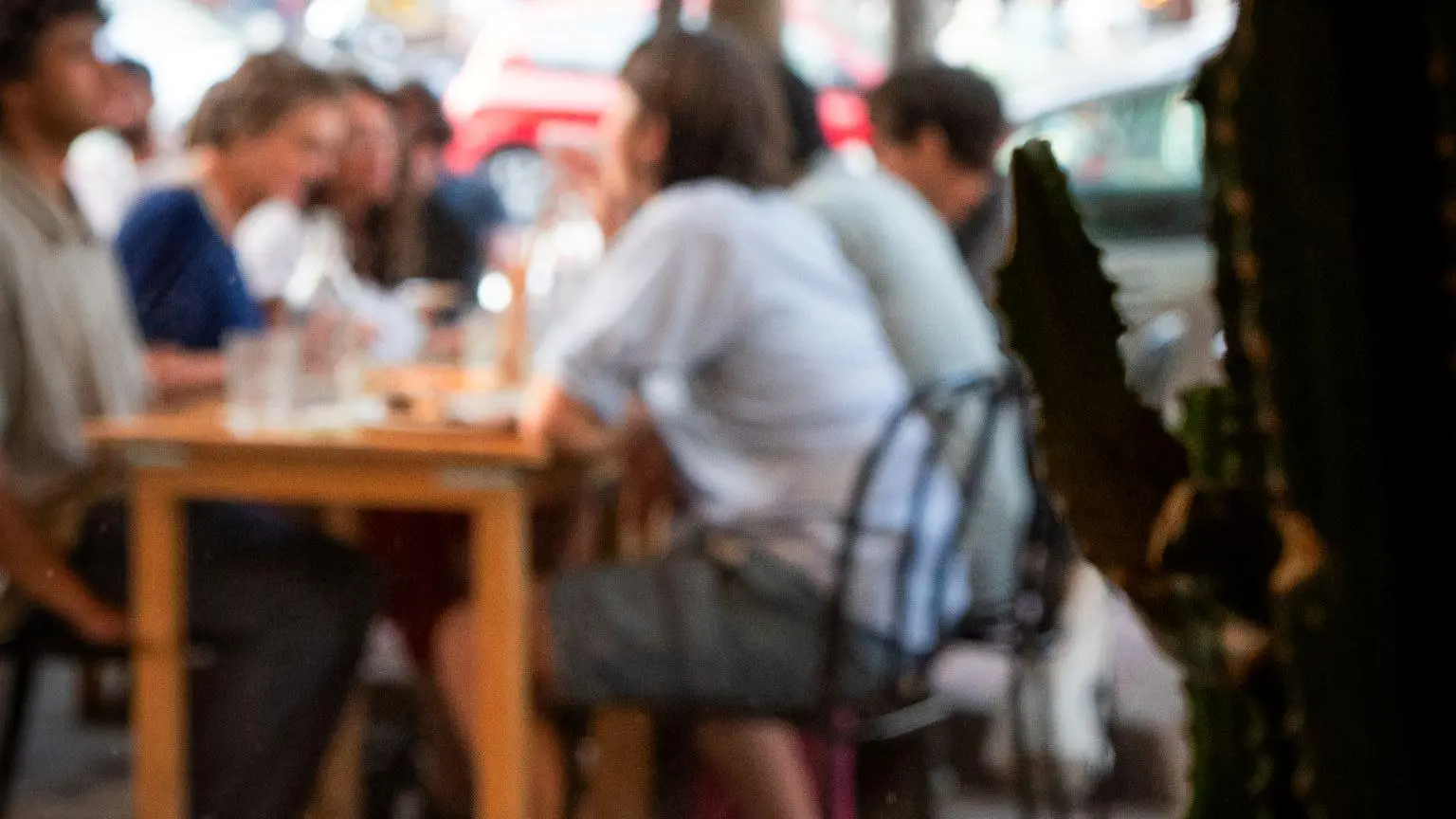 Pizza au premier plan clients en arrière plan