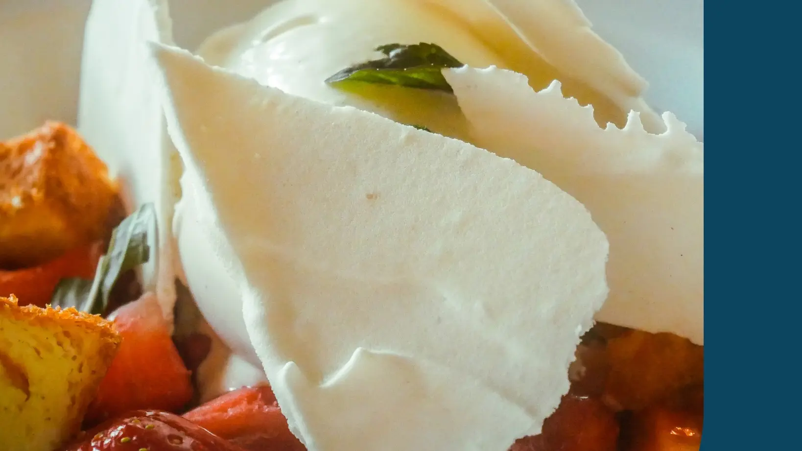 Fraises fraîches, meringue, glace vanille