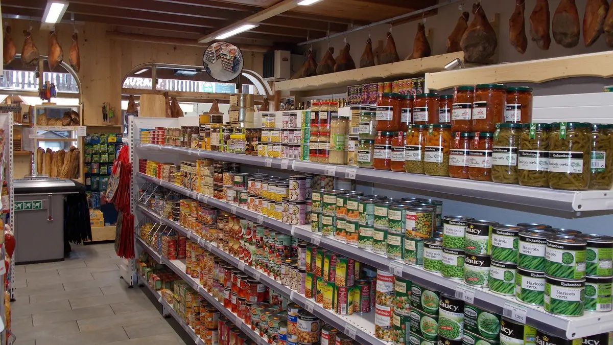 Rayons de conserves - Épicerie Alp Ser Vit - La Grave