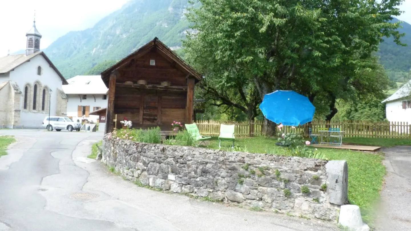 Coin de jardin, village au fond.