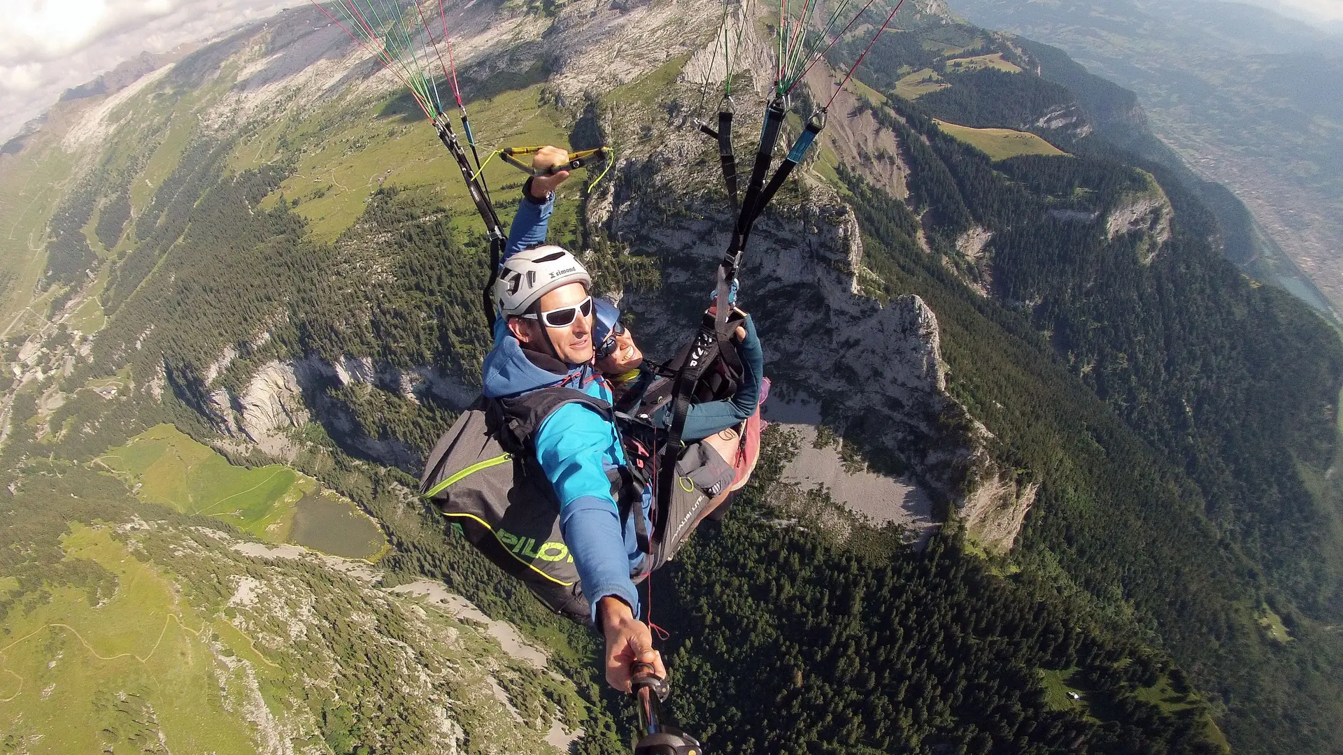 Vol biplace au dessus du lac de Flaine et du Belvédère d'Aujon à Flaine en été