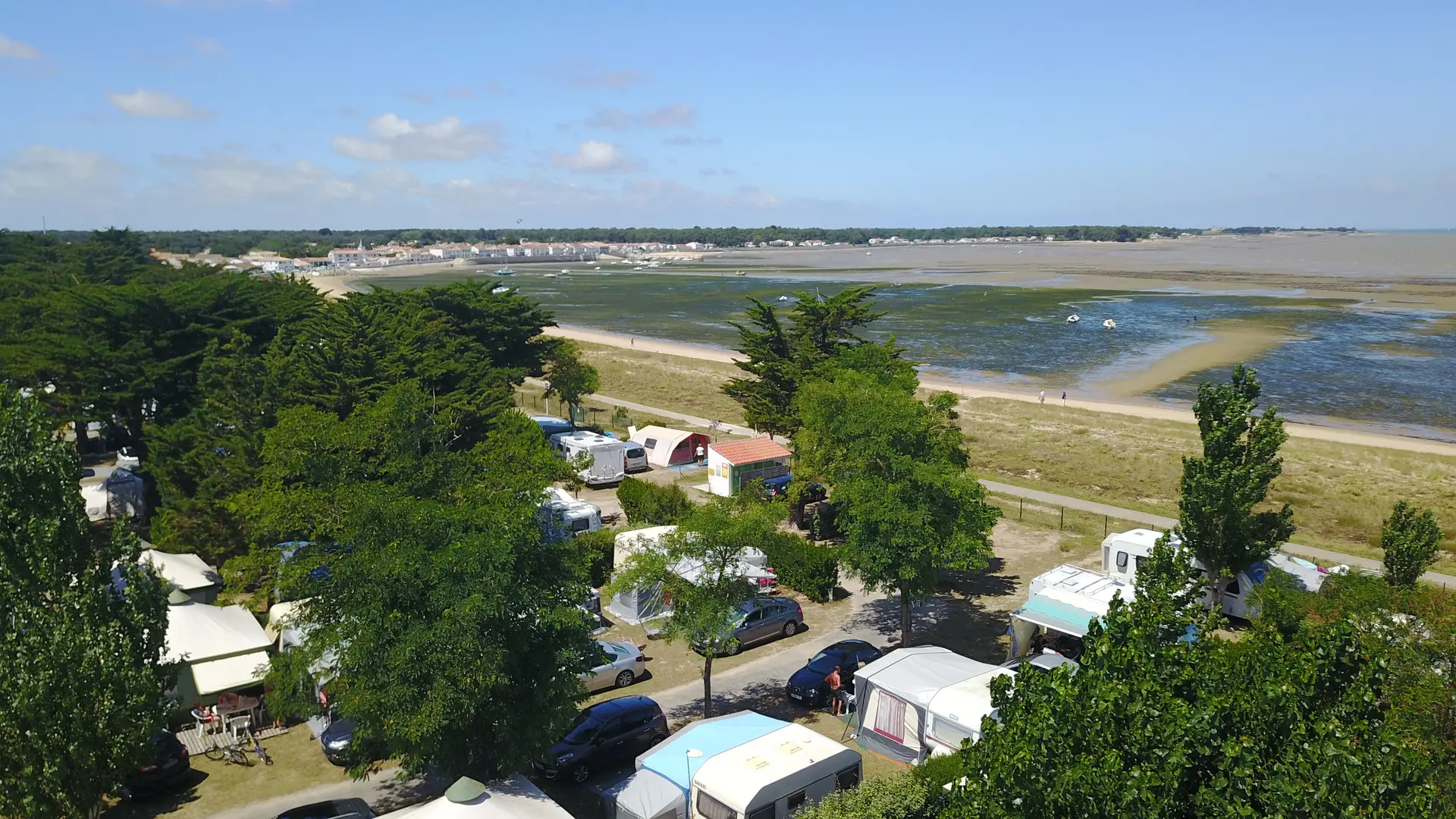 Vue aérienne du camping au bord de l'eau